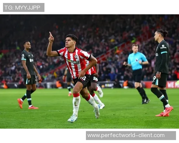 英超焦点战：皇马逆转利物浦补时绝杀引发全场狂欢